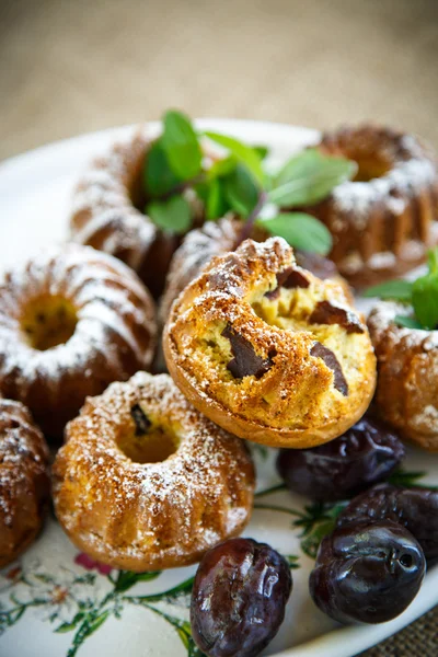 Muffins gefüllt mit getrockneten Pflaumen — Stockfoto