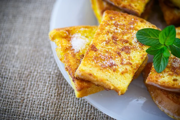 Sladké toasty, smažené vejce posypané — Stock fotografie