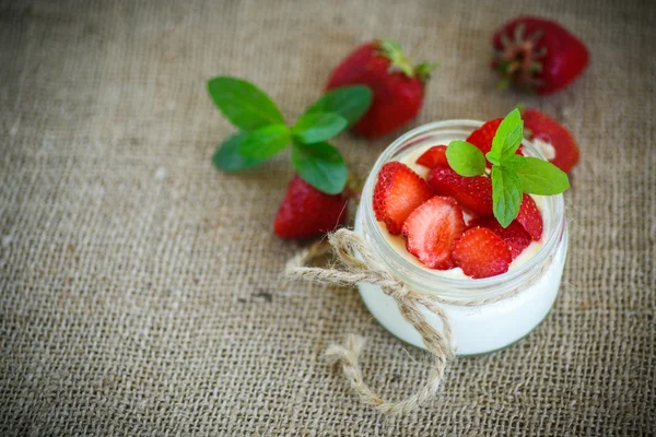 Doce iogurte delicioso com morangos frescos — Fotografia de Stock