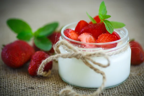 Doce iogurte delicioso com morangos frescos — Fotografia de Stock