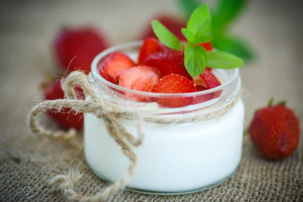 Doce iogurte delicioso com morangos frescos — Fotografia de Stock