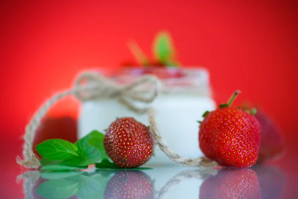 Yogur delicioso dulce con fresas frescas — Foto de Stock