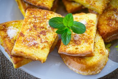 tatlı ekmek kızarmış yumurta serpilir