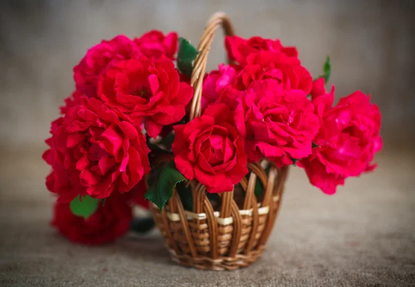 Hermoso ramo de rosas rojas — Foto de Stock