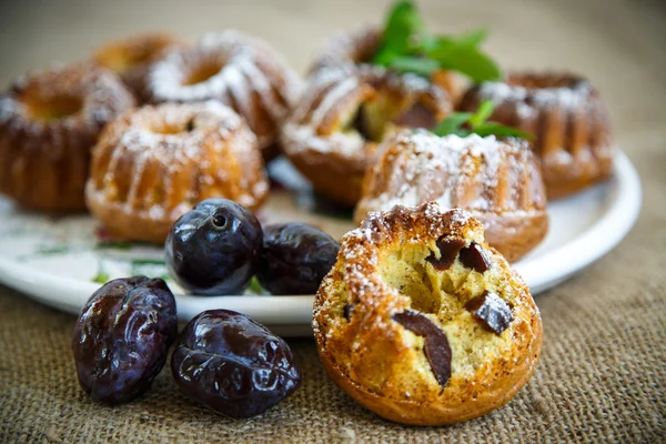 Muffins fylld med torkade plommon — Stockfoto