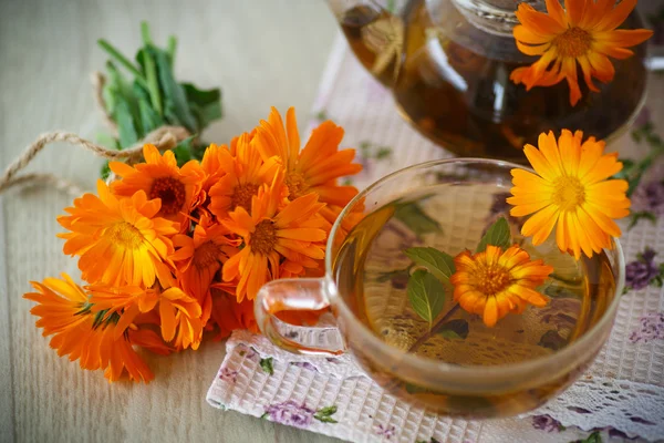 凉茶与万寿菊鲜花 — 图库照片