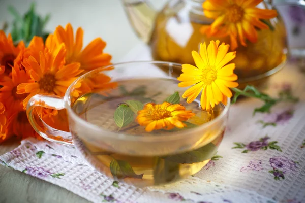 Örtte med ringblomma blommor — Stockfoto