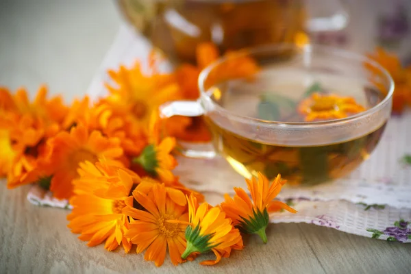 Chá de ervas com flores de calêndula — Fotografia de Stock