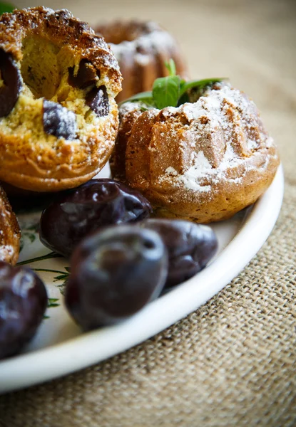 Muffins stuffed with dried plums — Stock Photo, Image