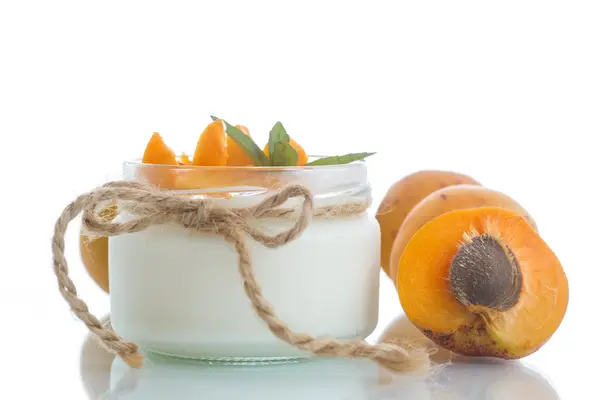 Yogurt con albicocche fresche — Foto Stock