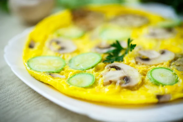 Omelete frito com abobrinha — Fotografia de Stock