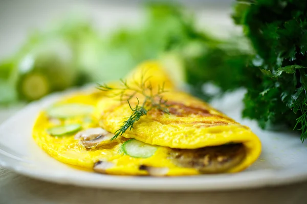 Omelete frito com abobrinha — Fotografia de Stock