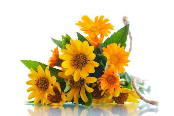 Buquê de flores com margaridas de verão — Fotografia de Stock