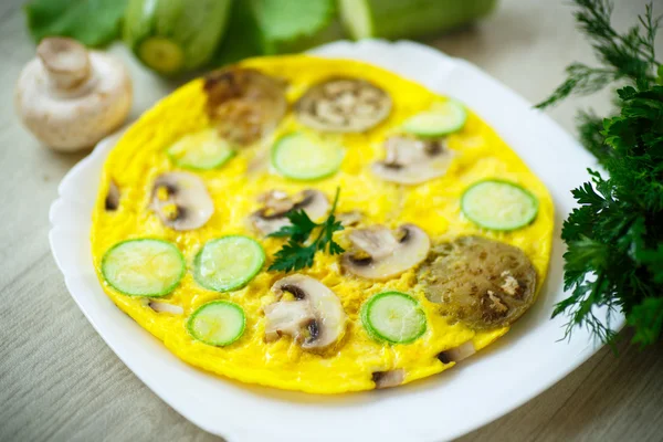 Omelete frito com abobrinha — Fotografia de Stock