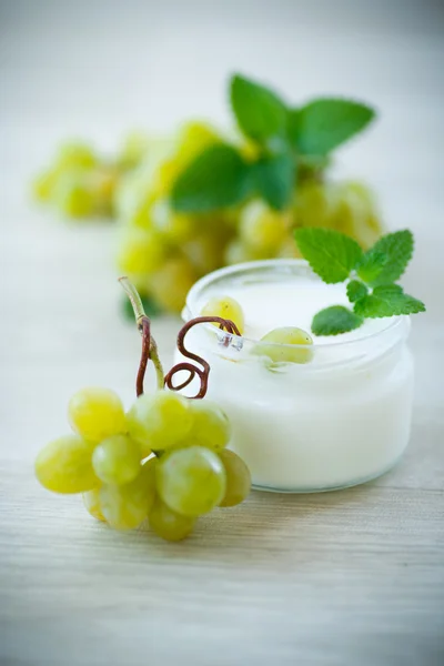 Home sweet yogurt with fresh grapes — Stock Photo, Image
