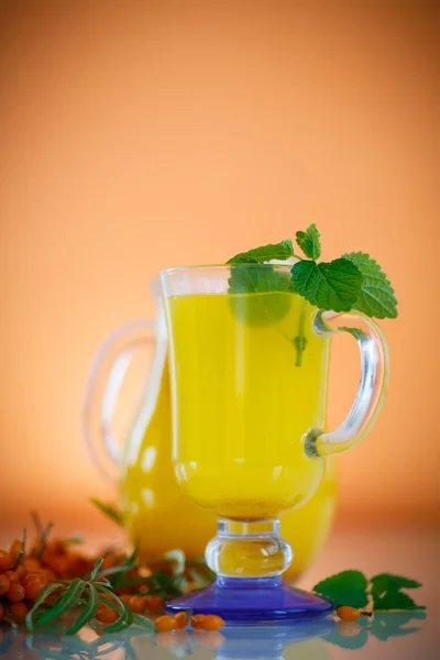 Saft aus reifen Sanddornbeeren — Stockfoto