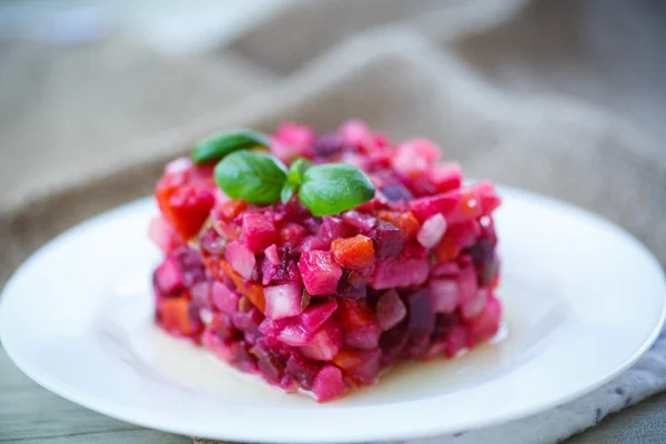 Sallad på kokta grönsaker, rödbetor — Stockfoto