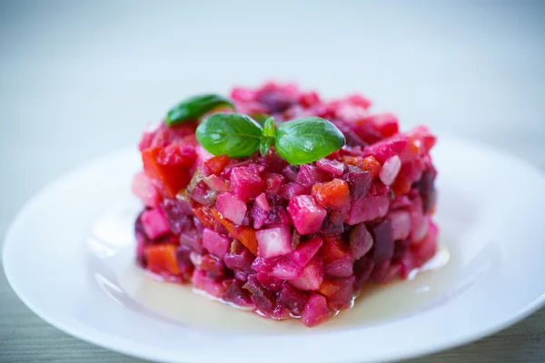 Sallad på kokta grönsaker, rödbetor — Stockfoto