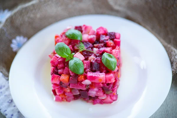 Salada de verduras fervidas com beterraba — Fotografia de Stock