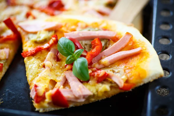 Bakade pizza — Stockfoto