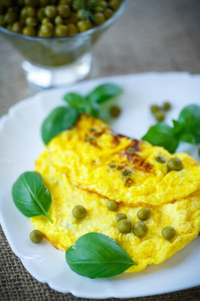 Huevos revueltos con guisantes verdes —  Fotos de Stock