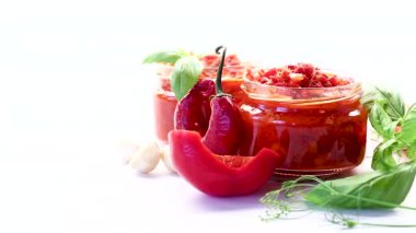 Geleneksel ev yapımı baharatlı biber, otlar ve sarımsaklı..