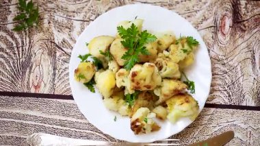 Sebze ve aromatik baharatlı kızarmış lahana..