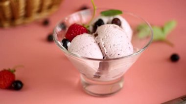 Frenk üzümlü ve pembe çilekli dondurma..