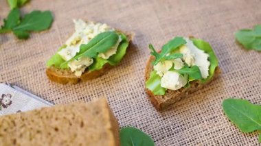 Sebzeli iştah açıcı sandviç ve çuval bezine yayılmış balık..