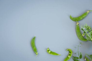 Pastel yüzeydeki bezelyeler ve tepeler.