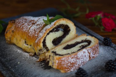 Tepside pudra şekerli ev yapımı haşhaş tohumu rulosu.