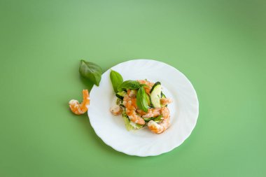 Yeşil arka planda deniz mahsullü hafif salata..