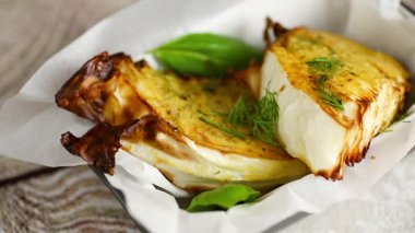 İştah açıcı vejetaryen baharatlı, otlu lahana..