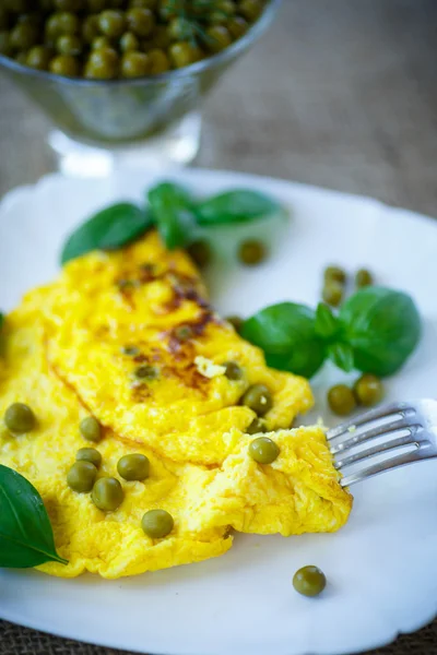 Huevos revueltos con guisantes verdes —  Fotos de Stock