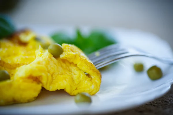 Scrambled eggs with green peas — Stock Photo, Image