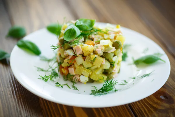 Овощной салат с маринованными огурцами — стоковое фото