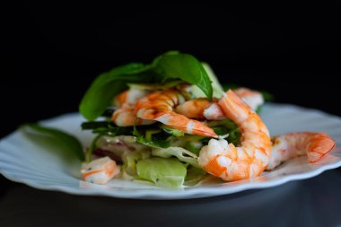 Siyah arka planda deniz mahsullü hafif salata..