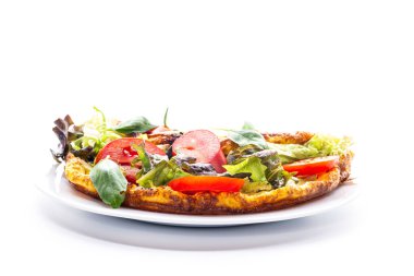 Beyaz tabakta marul ve domatesli yumuşak omlet..