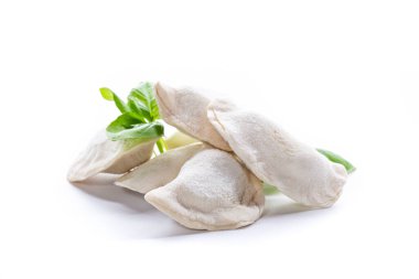 Beyaz arka planda otlu dondurulmuş hamur köfteleri..