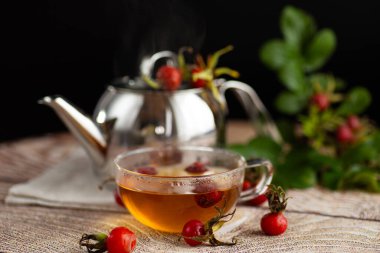 Sıcak şifalı gül çayı..