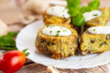 Ev yapımı patates ve yeşil garnitürlü mantarlı kek..