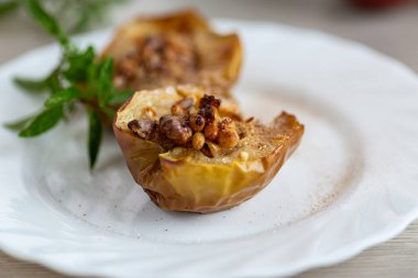 Ceviz ve tarçınlı ev yapımı sıcak elmalar..