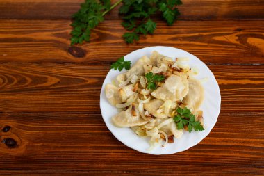 Lezzetli soğan ve maydanozlu geleneksel konforlu hamur tatlısı.