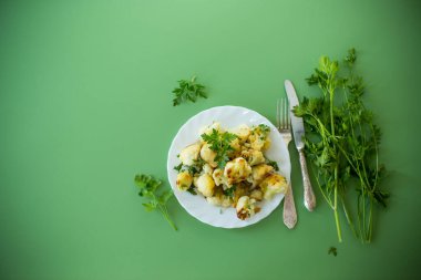 Yeşil arka planda iştah açıcı kızarmış karnabahar..