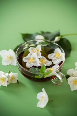 Yasemin çiçekli demlenmiş yeşil çay..