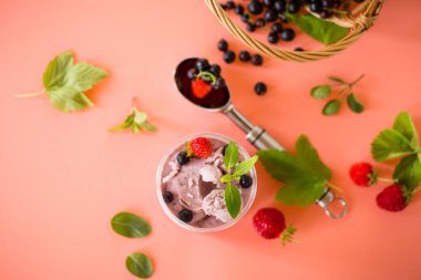 Çilekli ve üzümlü yaz tatlısı..