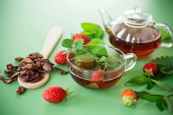 Yeşil arka planda böğürtlenli Aromatik bitki içeceği.