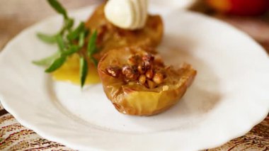 Karamelize edilmiş bal jöleli lezzetli kırsal elmalı tatlı..