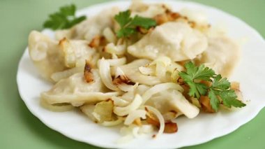 Kızarmış soğanlı geleneksel hamur köftesi tabağı.