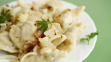 Çıtır soğan ve domuz pastırmalı ev yapımı hamur tatlısı..